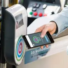 Smartphone qui valide un titre de transport à Bordeaux.
