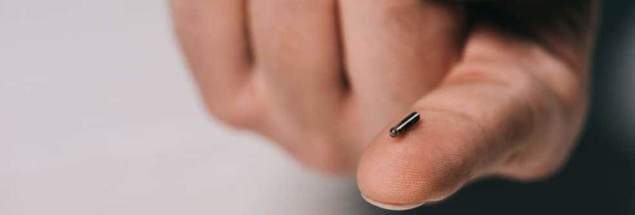 Implant NFC sur le doigt d'une main