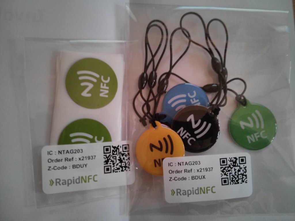 Tags NFC sous forme d'étiquettes ou de badge
