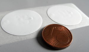 Comparaison d'un tag NFC avec une pièce d'1 centime d'euro