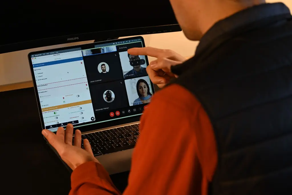 Développeur de formulaire de saisie mobile en réunion avec ses clients