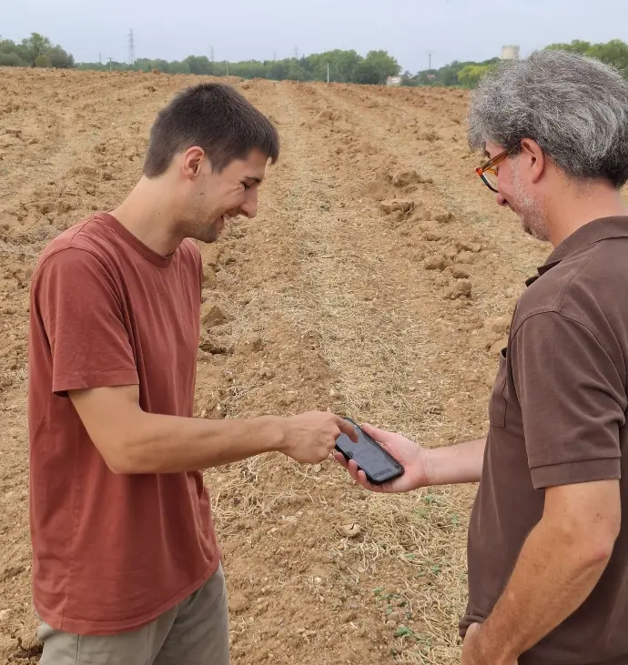 Un formateur expliquant à un conseiller agricole comment fonctionne Kizeo Forms