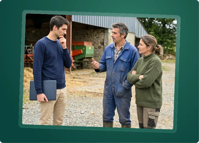 Conseiller en discussion avec des agriculteurs